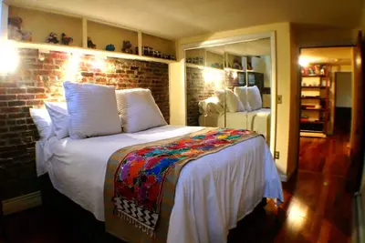 Image de Spécial vacances! Historique Beacon Hill Duplex -2 lit 2 salle de bain Condo coeur de Bosto