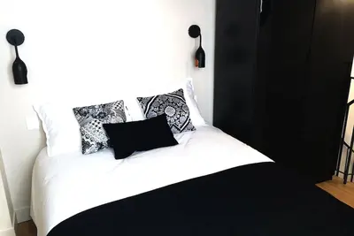 Image de Montmartre vous attend : duplex élégant pour une retraite romantique