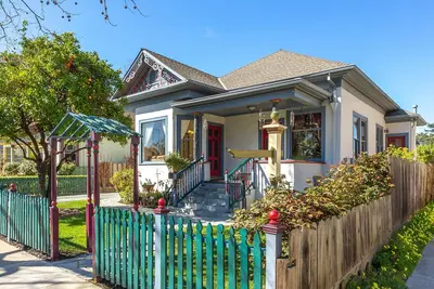 Image de 5 ÉTOILES Amazing Bright Modern Downtown Campbell Victorian!