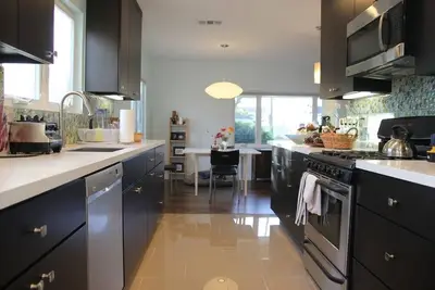 Image de Belle maison moderne du milieu du siècle récemment rénovée à Venise / Mar Vista