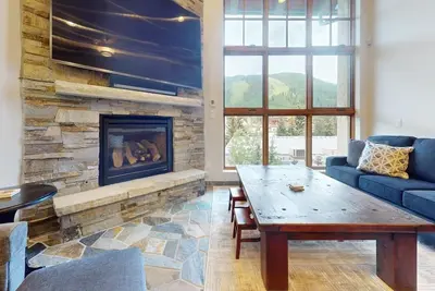 Image de Mountain View, Great Location | Le point de repère | L212