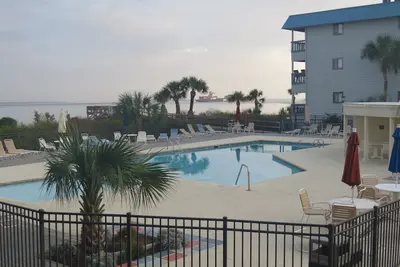 Image de Emplacement au bord de l'eau - à quelques pas de la plage et de la piscine - très grand lit - Wifi - Couples.