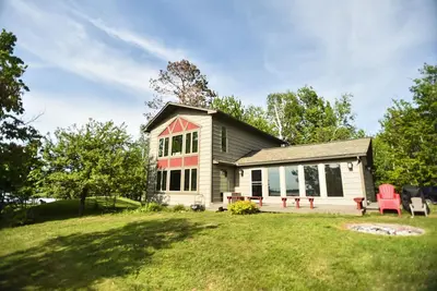Image de Maison du lac 4bd \/ 2ba entièrement rénovée, belle plage, cuisine gastronomique