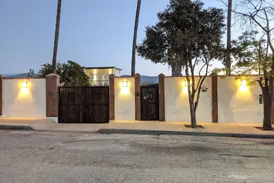 Image de Maison avec grand parking privé. Camion avec remorque ou gros véhicules Ok