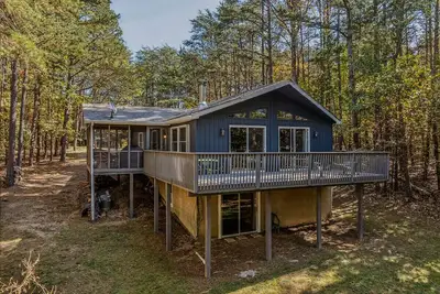 Image de 3br \/ 3ba Cabin niché dans les montagnes!