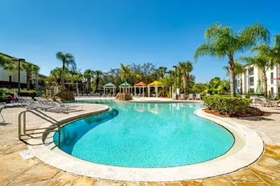 Image de Two Master Suites Condo, complexe privé avec piscine chauffée, aire de jeux, lacs. Gym