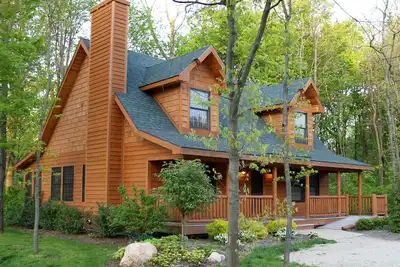 Image de Heavenly 7 Retreat - Cabine de luxe rustique et confortable à Kingfisher Cove avec piscine