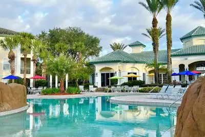 Image de 1-103 minutes de Disney avec une piscine chauffée de style plage, cabanas gratuites
