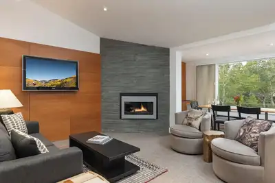 Image de Condo Terracehouse: accès gratuit à la piscine / bain à remous / centre de fitness