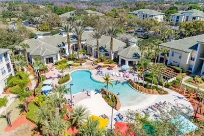 Image de 11-104 rez-de-chaussée, terrasse avec écran, vue sur le lac, à 4 miles de Disney, piscine chauffée