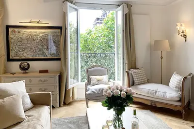 Image de Vente! Élégant et ensoleillé avec une vue Eiffel à couper le souffle, parfait pour les familles