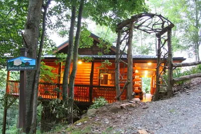 Image de Buffalo Bungalow. . Couples Seulement: sauna, table de massage et bien plus encore! !