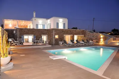 Image de Villa de luxe à Super Paradise, WiFi gratuit, piscine privée. (Service de ménage quotidien)