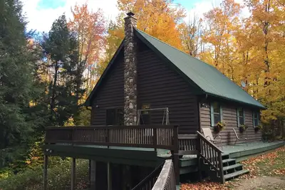 Image de 3 ch / 2 sdb 'chalet', boisé, près des rochers sur la photo, randonnées et sentiers!