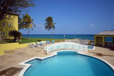 Fantastique appartement 2br de luxe en front de mer avec crique de plage, piscine près d'Ocho Ri