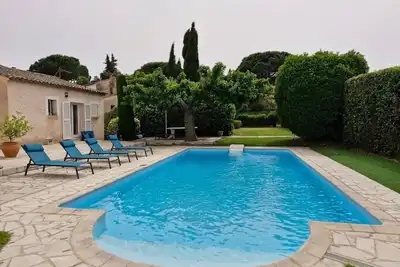 Image de Villa de 2 a 6 personnes. Jardin arboré. Grande piscine non chauffée.