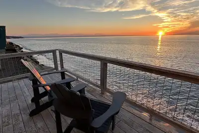 Image de 5⭐ Sunset Beach Haven - \"C'est comme vivre sur un bateau\" - Sérieusement Waterfront!