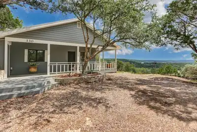 Image de Récemment rénové, endroit isolé pour un rendez-vous romantique! Bain à remous, foyer
