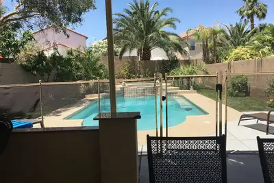 Image de Magnifique quatre chambres avec piscine et spa dans une cour privée surdimensionnée