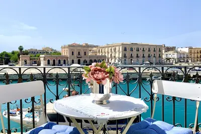 Image de \"Suite 18\" charmante maison à Ortigia avec un balcon spectaculaire donnant sur la mer.