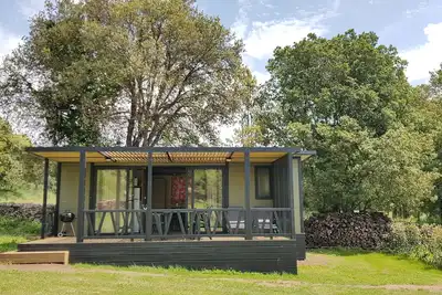 Image de Logement tout confort sur un terrain verdoyant, au calme, près de la rivière. . .