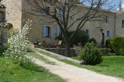 Image de Mas Authentique En Pierre Au Coeur Du Luberon, Piscine, vue, Barbecue