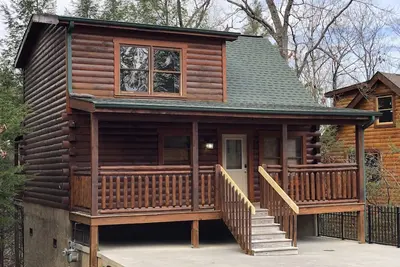 Image de Real Log Cabin w \/ Isolé Hot Tub, Loft confortable, WiFi et à proximité de toutes les attractions!