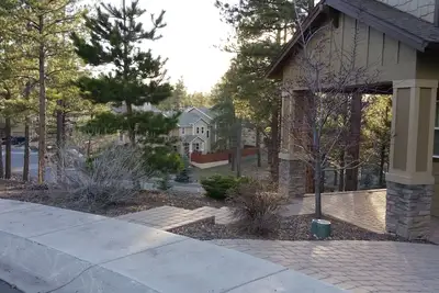 Image de Plus récente 2350 Sq Ft Townhouse privé, proche du centre ville, vue sur la colline, A \/ C