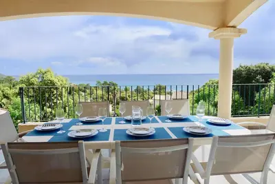 Image de Villa de 4 chambres vue magnifique sur la mer- à 5 minutes à pied de la plage.