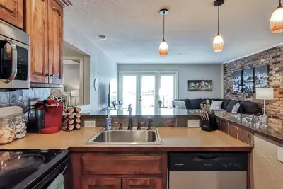 Image de Luxury Plaza 2 Bedroom! Emplacement génial; À quelques pas de la Plaza! Réservez pour l'automne!