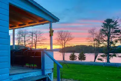 Image de Charmante petite maison sur un lac cristallin