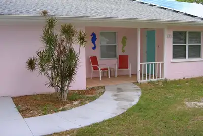 Image de 409 Shore Rd - King Bed, 1\/2 Mile Walk to Nokomis Beach, Animaux acceptés, Wi-Fi