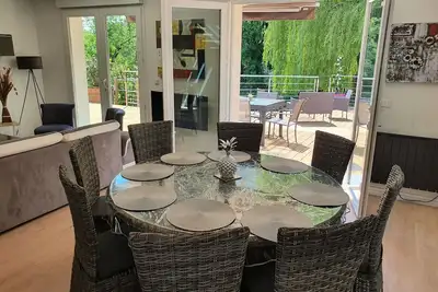 Image de Maison avec terrasse en bord de rivière