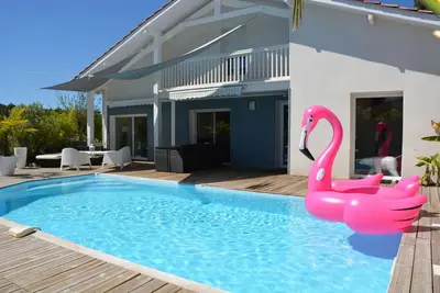 Image de Villa avec piscine chauffée, 5 chambres, 6 \/10pers, sécurisée  proche des plages