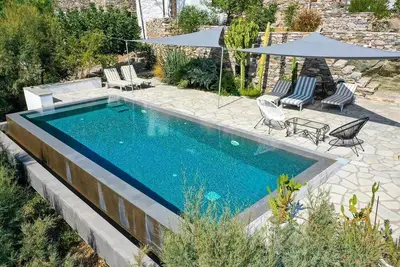 Image de LouKouM, Cyclades villa avec piscine privéeLe village de vos vacances