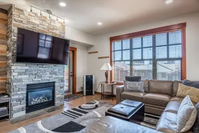 Top Floor Superbe 2br / 2ba Unité dans le village avec une vue magnifique! Endroit calme.