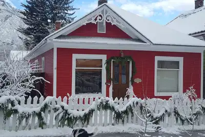 Image de Adorable victorien de 1903 au cœur du centre-ville de Glenwood Springs.