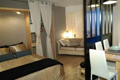 Image de très beau studio avec vrai lit au calme à 1400m. du centre et des plages