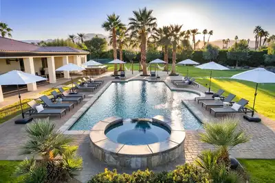 Image de Lux 7Br Estate- Idéal pour recevoir! Piscine et spa, foyer, terrain de volley-ball sur sable