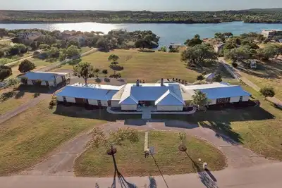 Image de The Estate on Lake Travis - Une escapade au bord de l'eau de 10 hectares pour les groupes