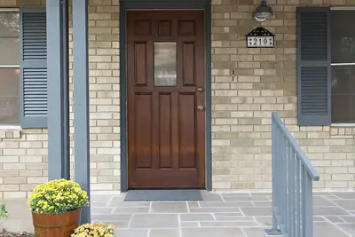 Très bien situé! 8 blocs à Main St! Juste achevé élégante rénovation moderne!