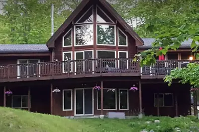 Image de Paradis naturel Ă 25 minutes du Casino Rama. Cadre en bois, bain Ă remous et sauna.