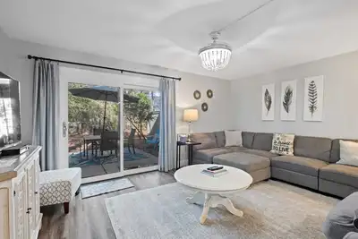 Image de Villa en rangée lumineuse et rénovée à 4 minutes à pied de la plage.