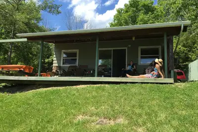 Image de Magnifique chalet au bord du lac relaxant avec quai privé, 4 kayaks et une chaloupe