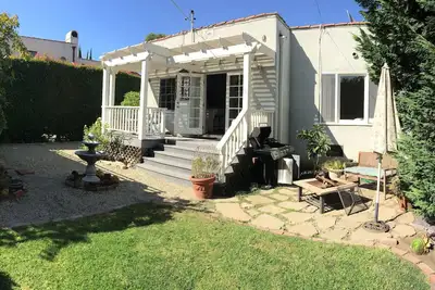 Image de Votre propre 2\/1 Maison avec de grands jardins et rénové Chef'S Kitchen à West La