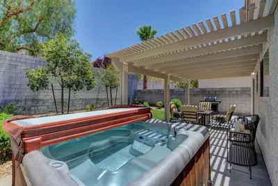 Image de Belle maison w \/ jacuzzi, près de la bande et de l'aéroport