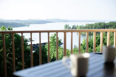 Image de Pas d'escalier! Vue Imprenable Sur Le Lac! Seulement deux miles de Silver Dollar City!