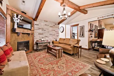 Image de Historique Main St Wooded Bluff & Large Private Deck Luxury Accommodation for Up to 6