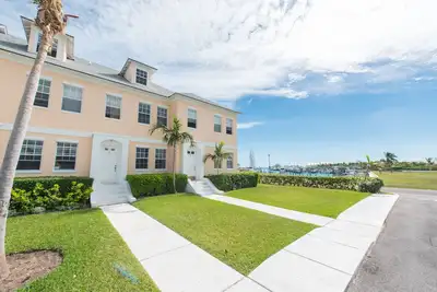 Image de 8 Ppl max 12 Villa de luxe ~ Jardins exotiques et vue sur la marina ~ Accès Gratuit à la plage et aux piscines