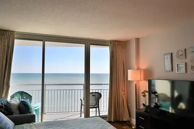 Image de Luxe 2 bds / 2 ba Condo, décor moderne. Direct face à l'océan, vue imprenable